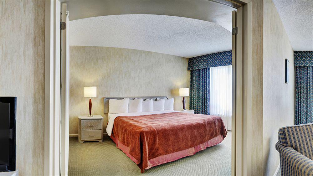 Embassy Suites By Hilton Montreal Airport Pointe-Claire Dış mekan fotoğraf